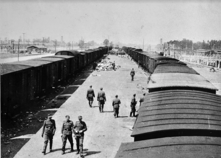 Arrivo di un treno di deportati ebrei dall’Ungheria, 1944 (Yad Vashem, Gerusalemme).